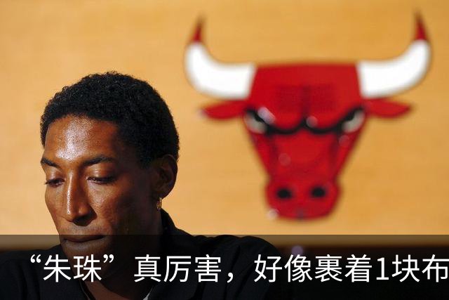 “朱珠”真厉害，好像裹着1块布就走机场，上半身任性下半身松弛